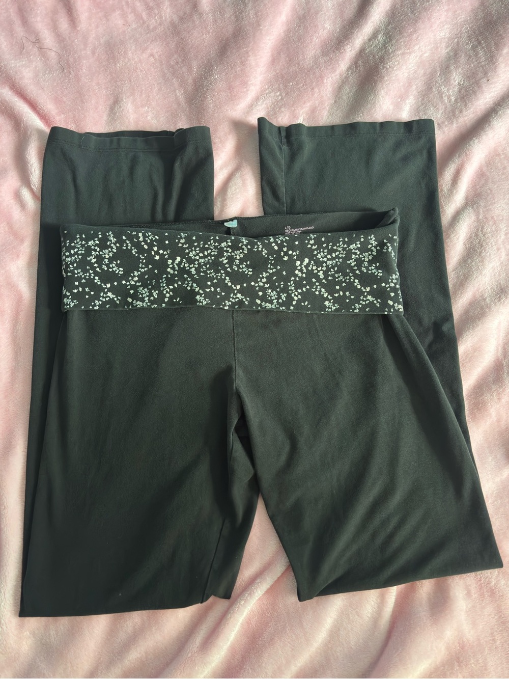 Victoria’s Secret Black and White Floral Foldover Waistband Flare Leggings Large